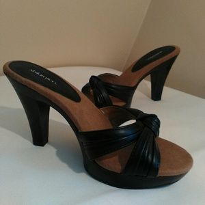 NWOT black leather bow toe wood platform sandle